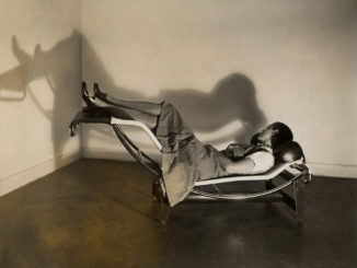 Charlotte Perriand sur la « Chaise longue basculante, B306 », (1928-1929) – Le Corbusier, P. Jeanneret, C. Perriand, vers 1928