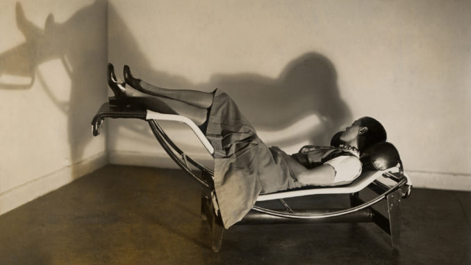 Charlotte Perriand sur la « Chaise longue basculante, B306 », (1928-1929) – Le Corbusier, P. Jeanneret, C. Perriand, vers 1928