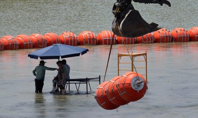 Barriera galleggiante lungo il Rio Grande