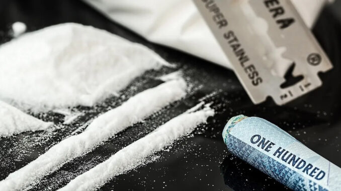 1521716463_drugs-908533_1280