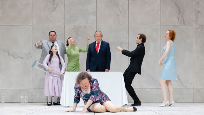 la gatta 08_da sinistra Giordano Agrusta, Greta Petronillo, Giuliana Vigogna, Nicola Pannelli, Orietta Notari (davanti), Nicolò Tomassini, Valentina Picello–ph Luigi De La gatta sul tetto che scotta